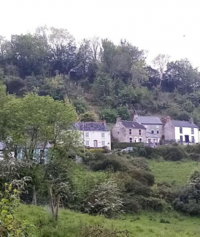 Beautiful stone cottage with estuary view